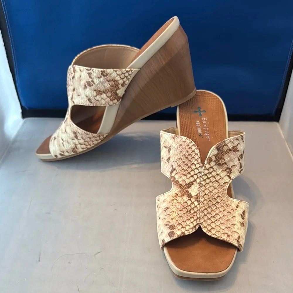 Bare traps Stylish Snakeskin Wedge Sandals size 8.5 New